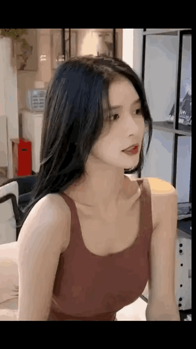 图一：天生丽质，说的就是这样的小姐姐吧？笑起来确实挺甜的啊！

图二：做瑜伽我能