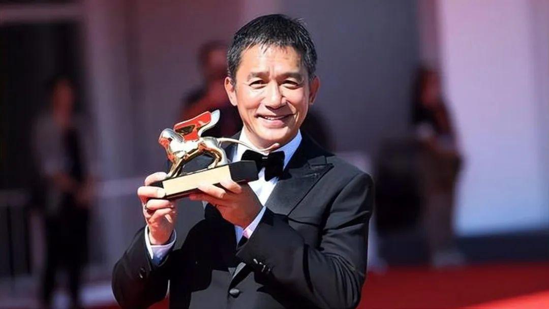 第36届中国电影金鸡奖颁奖典礼昨夜在厦门举行。入行40余年的香港明星梁朝伟首次获