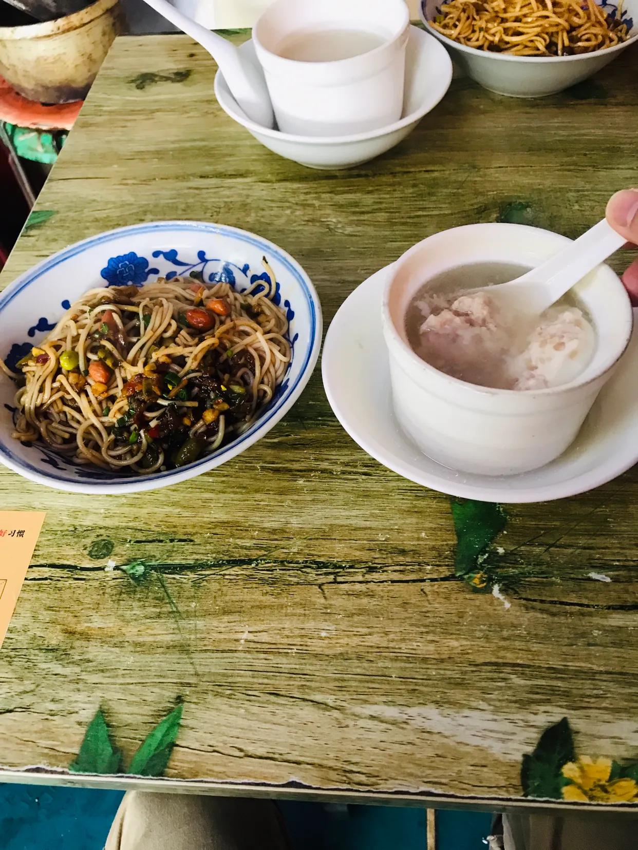 江西南昌绝配搭档小吃——南昌拌粉配瓦罐汤！

这拌粉看着就好吃，比广西的米粉更加