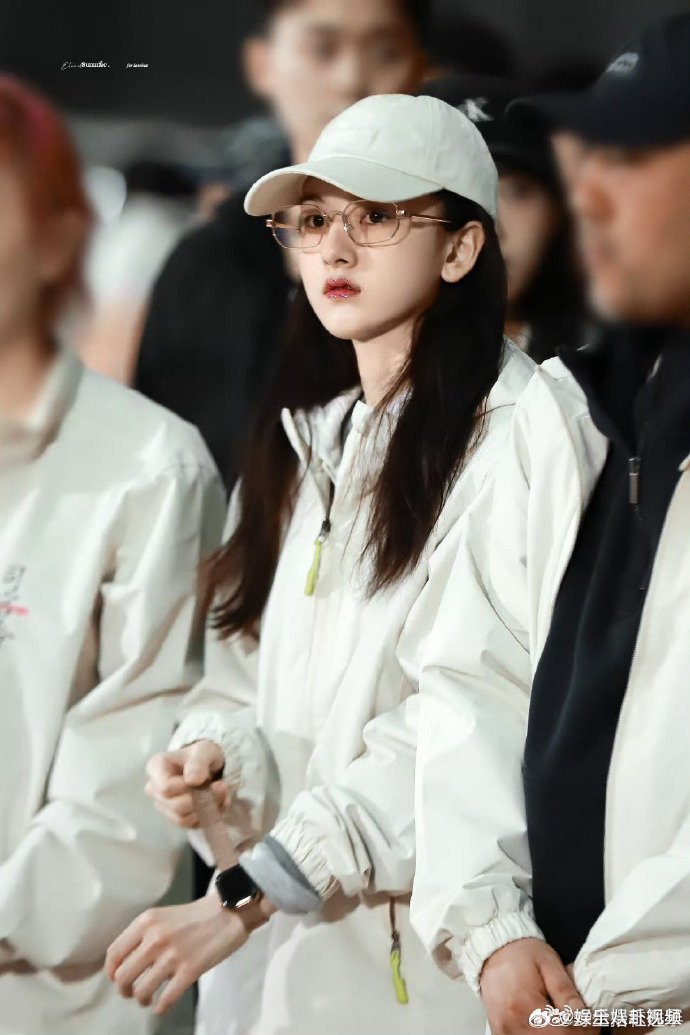 司宫令路透司宫令丁禹兮宋祖儿开机路透释出，颜值与状态双在线，丁禹兮白衣顺毛清爽干