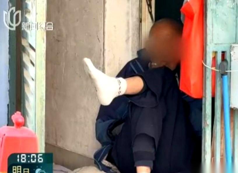 86岁的老头，一脚踹开孙女的家门，手里还攥着一把刀。
对着屋里那对孤儿寡母，他吼