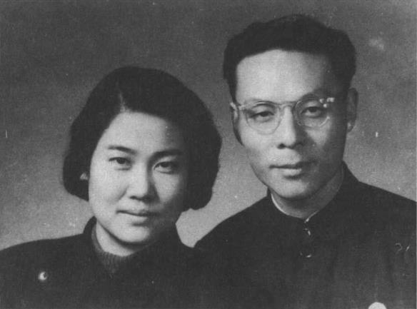 严励和张瑞芳的结婚照。(1952年11月)