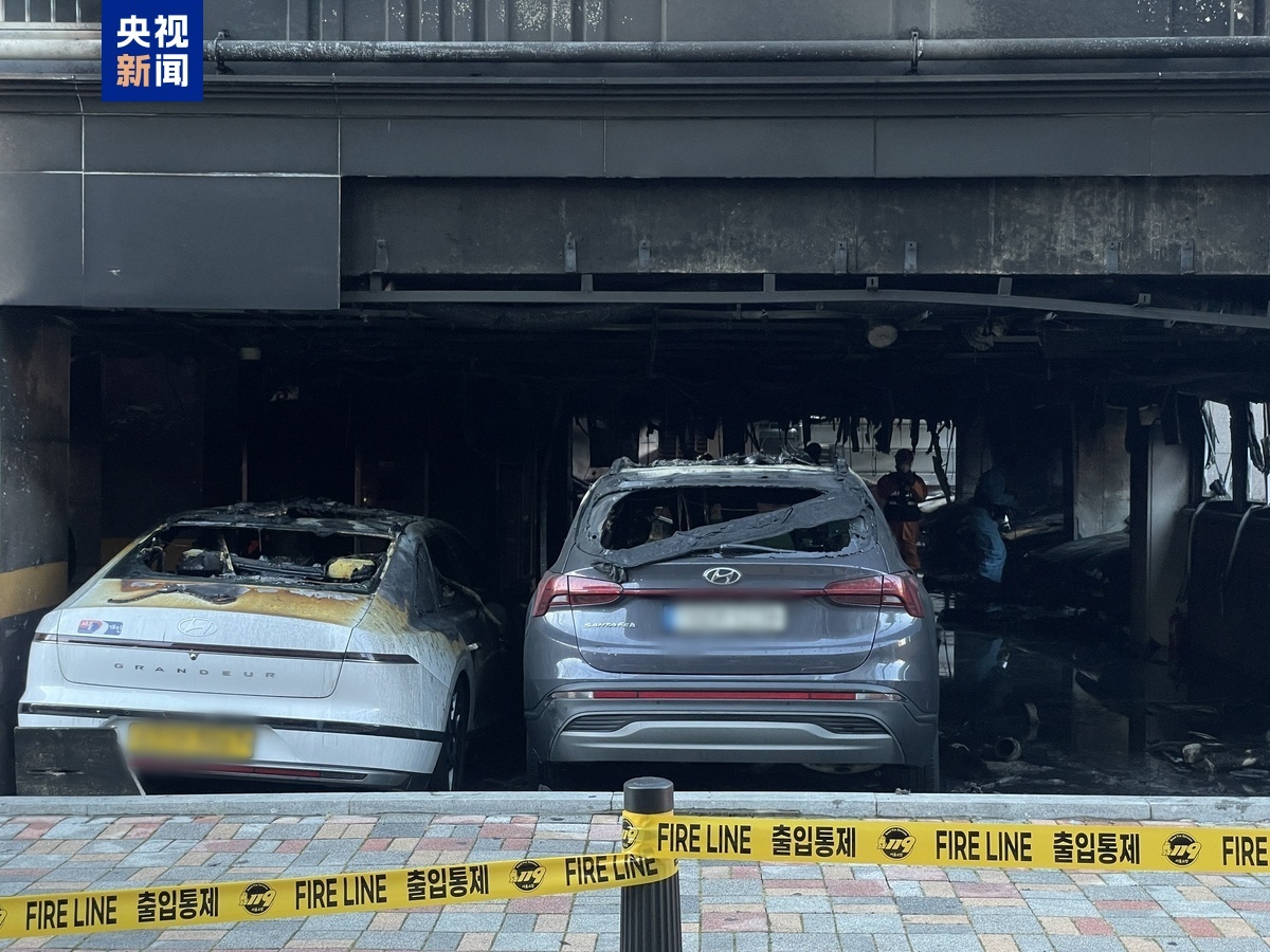 【韩国首尔一公寓楼起火 50人因吸入浓烟送医】 当地时间21日5时33分左右，韩