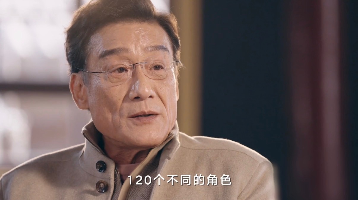 梁家辉曾经靠摆地摊生活 年轻观众或许不知，梁家辉早年有段苦日子。1983年做演员