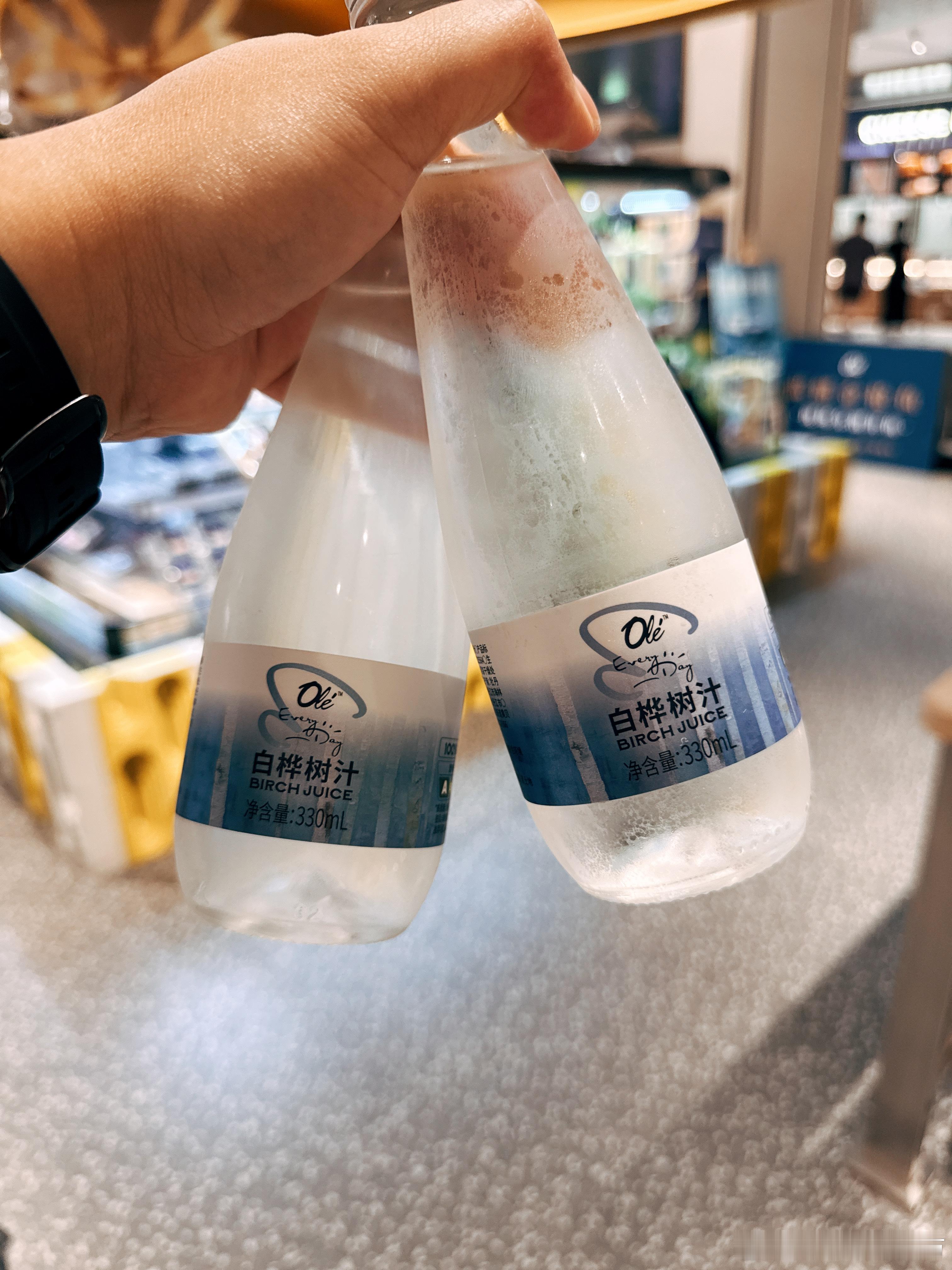 最近白桦树汁是不是挺火的？没喝过 整两瓶尝尝好像也没啥味道就像矿泉水里加一丝丝甜