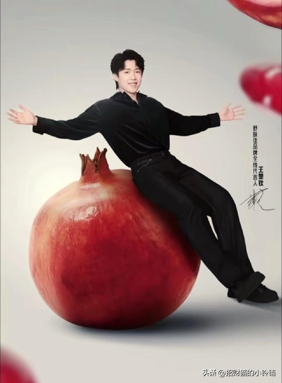 头哥的最新广告大片来了!
还是一如既往的严丝合缝的拍沐浴露广告。
舒肤佳不够敬业