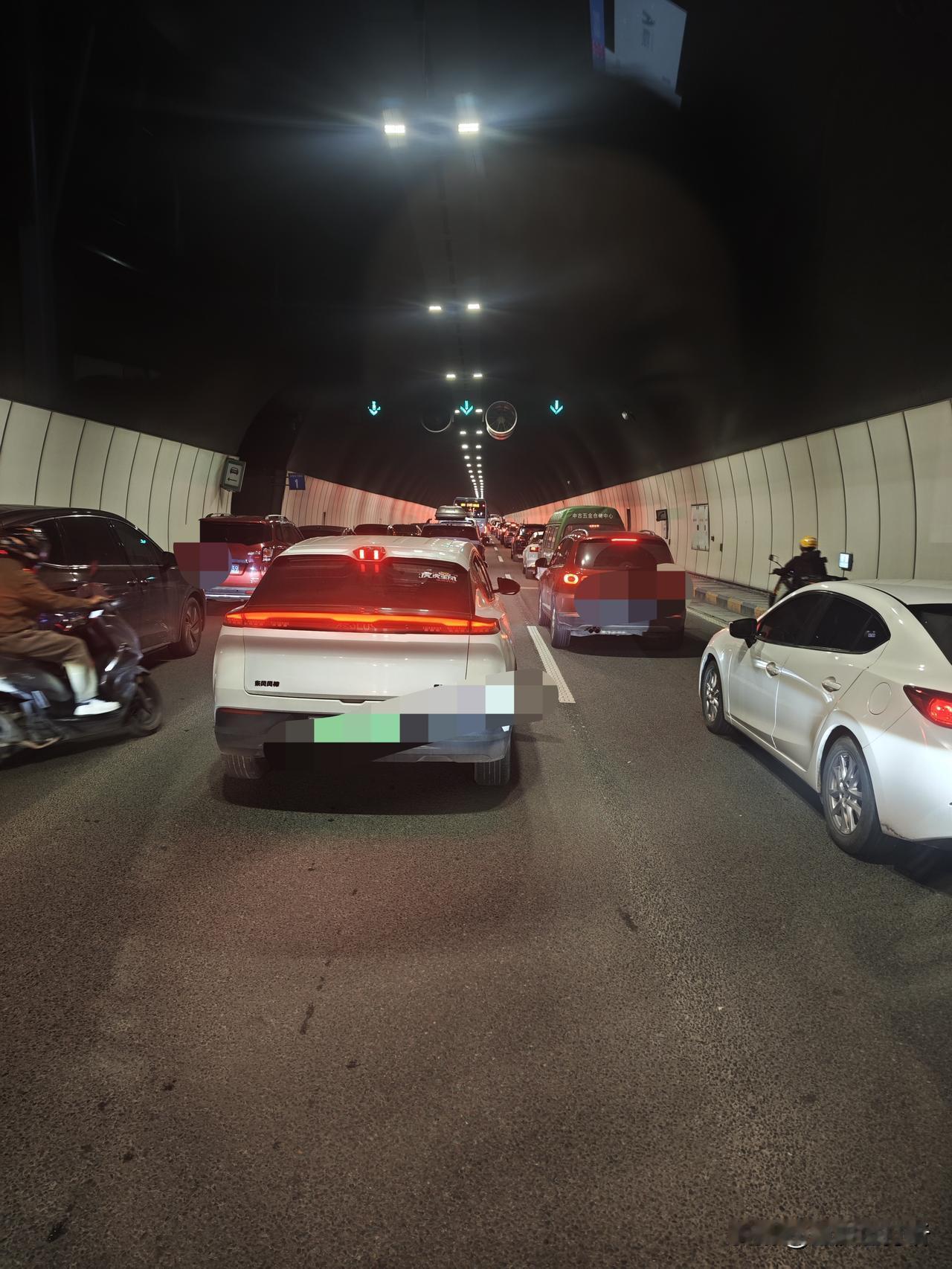 今天（4月16日）早上你们上班迟到没？从重庆大学城到主城区方向，堵得有点凶，平时