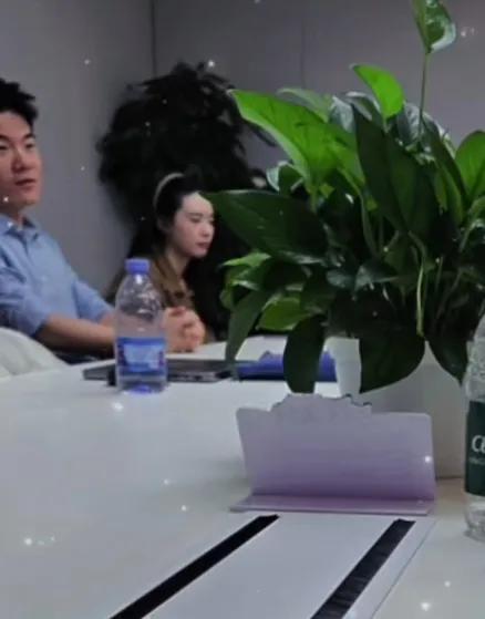 董宇辉正在筹备下一次遇见
幕后认真努力工作静待花开
宇辉同行必有所获欢乐开怀@董