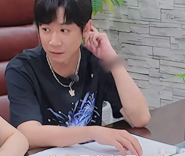张维伊手表被打码 张维伊手表也被打码了，节目组是会整活的[doge] 张维伊手表