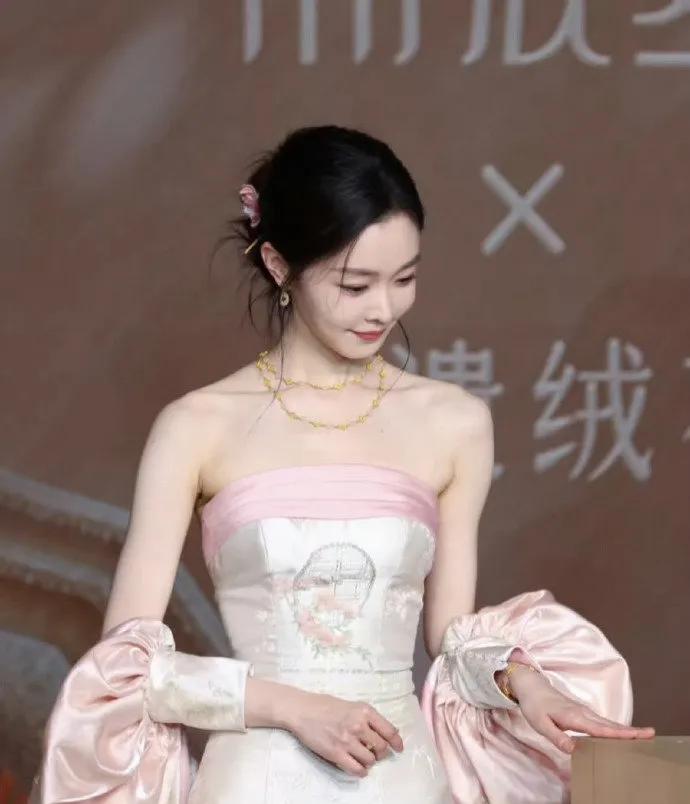 说她“美成这样”也太谦虚！这位姐姐明明一直是颜值天花板，之前南京线下活动的生图就