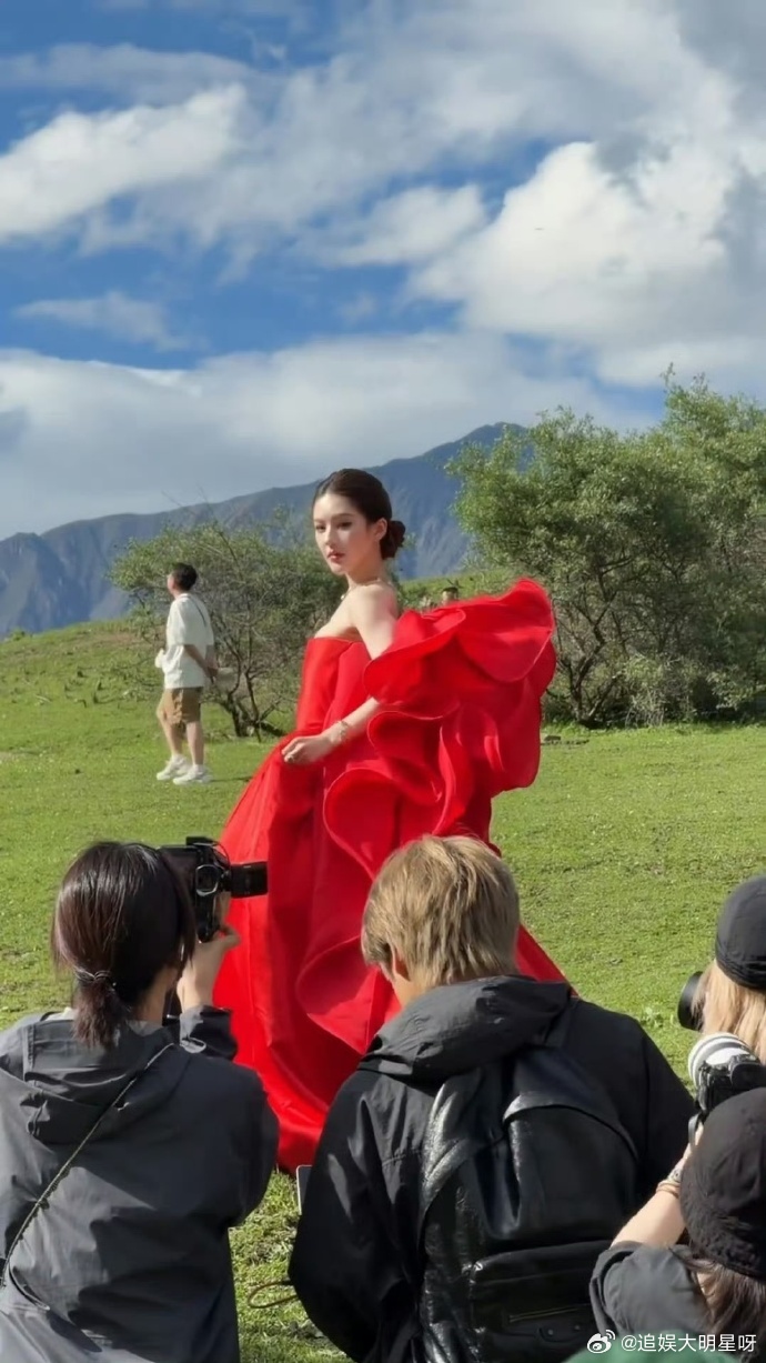 许我耀眼 现实版画质朦胧丝亳挡不住的美貌太美了这个露思赵露思赵露思许我耀眼
