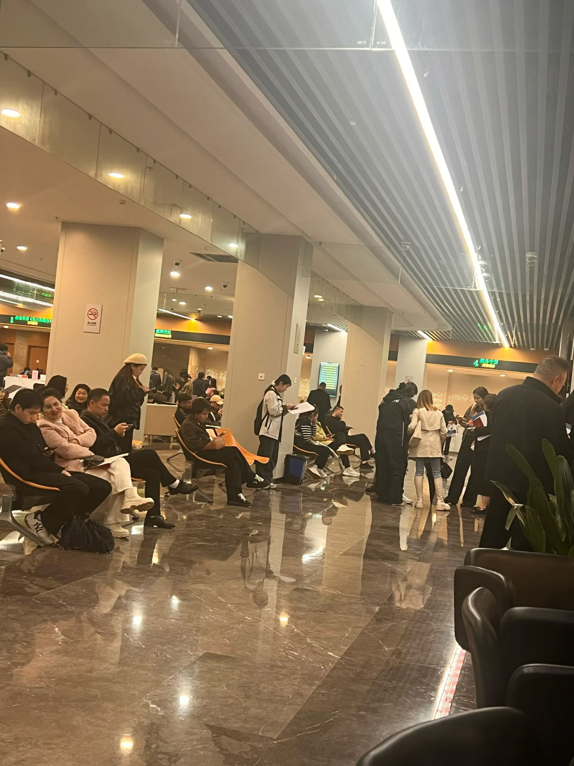 【浙江省温州市杭州市二手房交易升温】4月3日温州市二手房交易中心人山人海！据工作