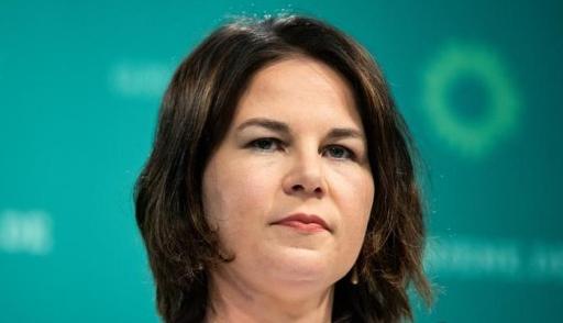 德国女外长贝尔伯克说自己站在受害者的一边。

《联合早报》说，德国外长称中国若保