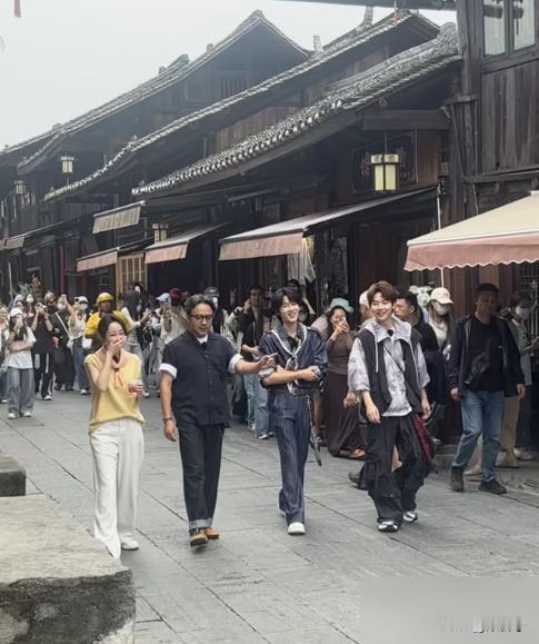 52岁的汪涵走在怀化街头，居然差点让人认不出来。
9月3日，有网友在黔阳古城撞
