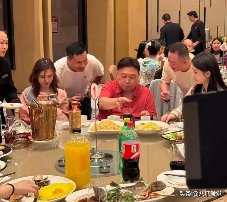 香港名导演王晶到深圳的饭店坐大圆台吃饭，两个老板前来敬酒，王晶也礼貌地拿起酒杯去