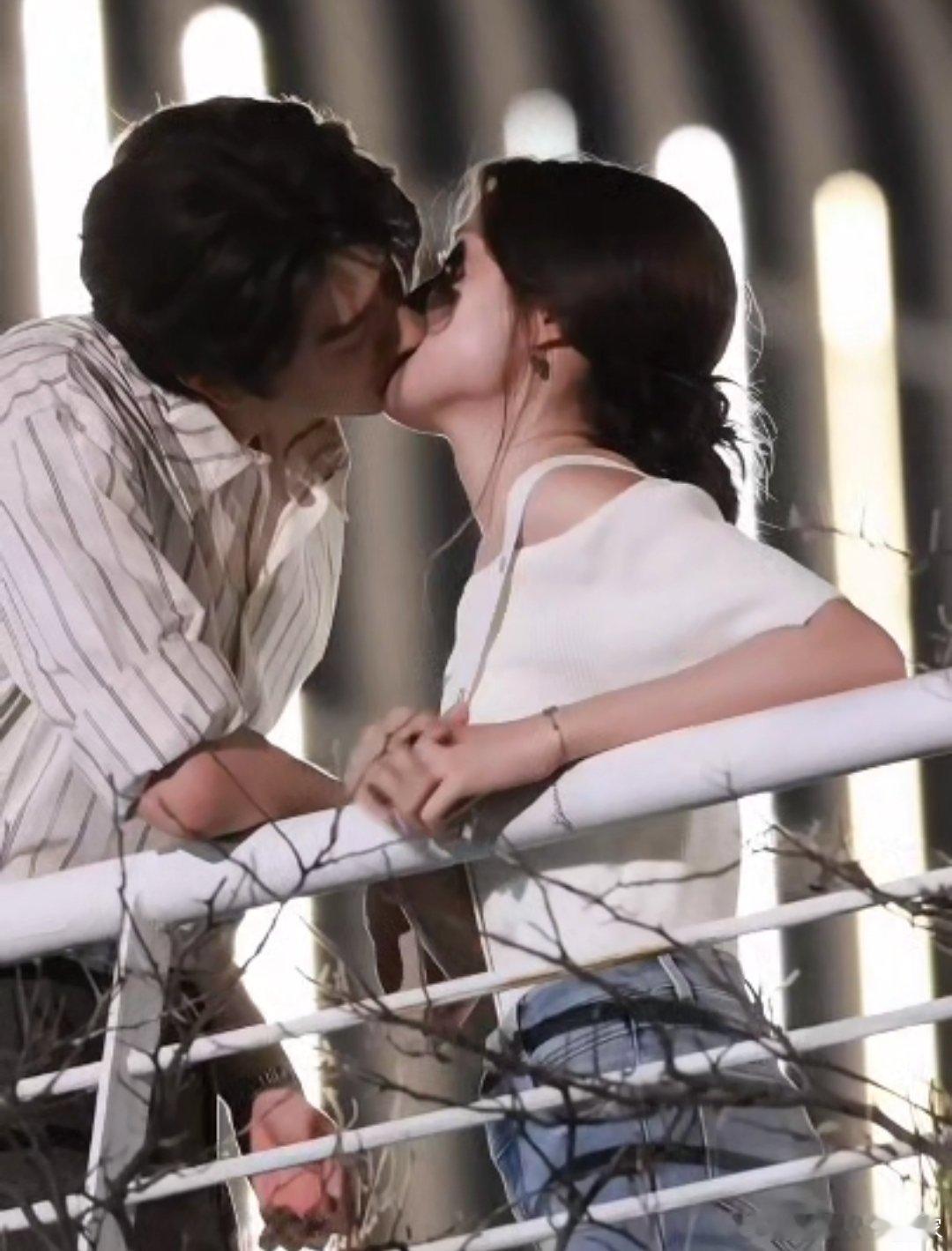 林一卢昱晓折月亮抱头吻，甜的我尖叫 郎才女貌太配了[期待][期待][期待][期待