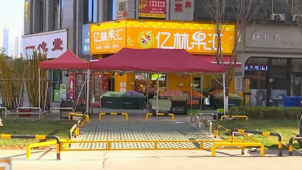 🔥胆大包天！商铺私改公共绿化带，城管出手：立即恢复！个别商铺为一己私利，擅自铲