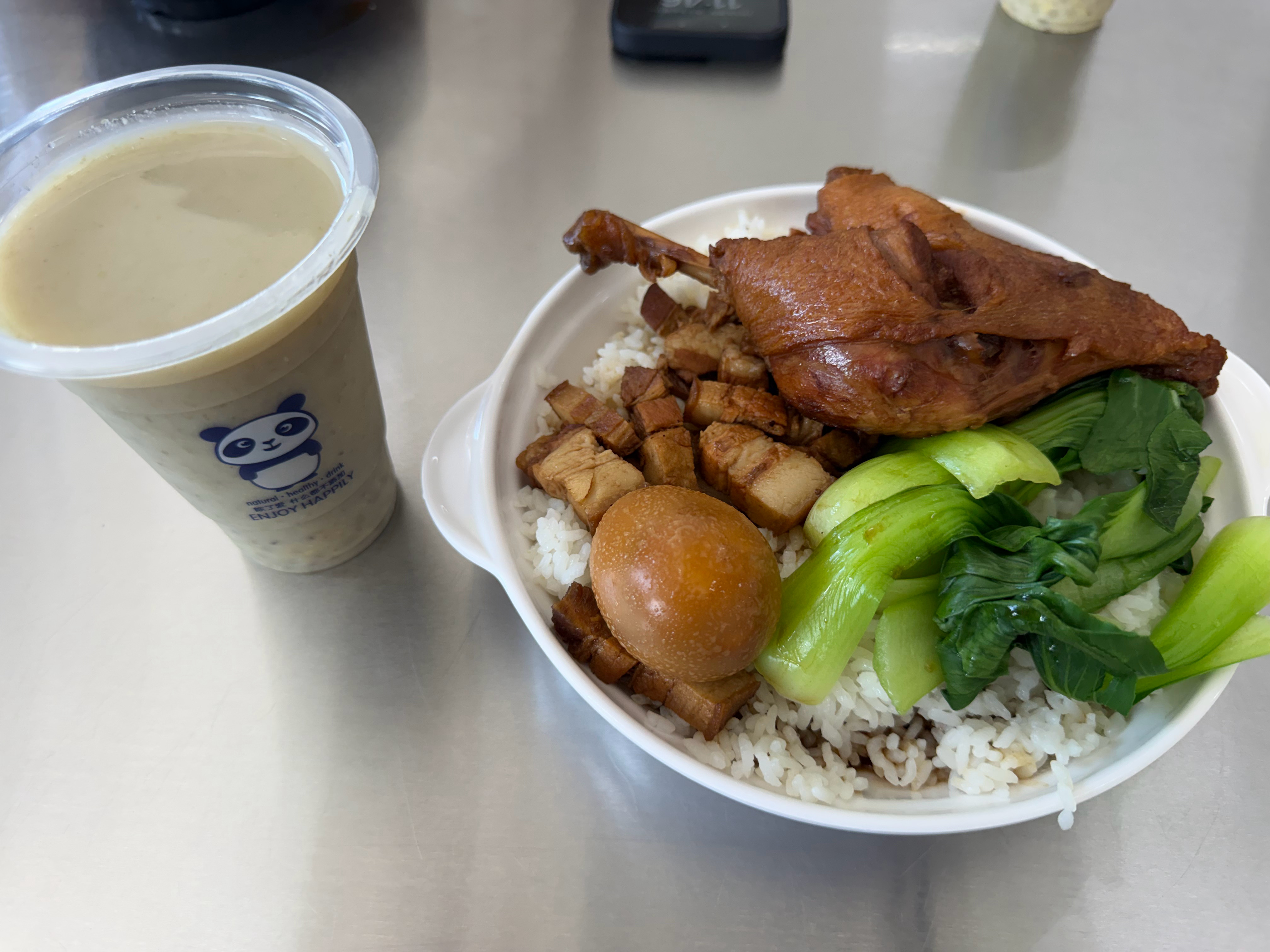 友友们中午好今天早上起晚了没吃早饭，中午吃卤肉饭加一个鸭腿 
