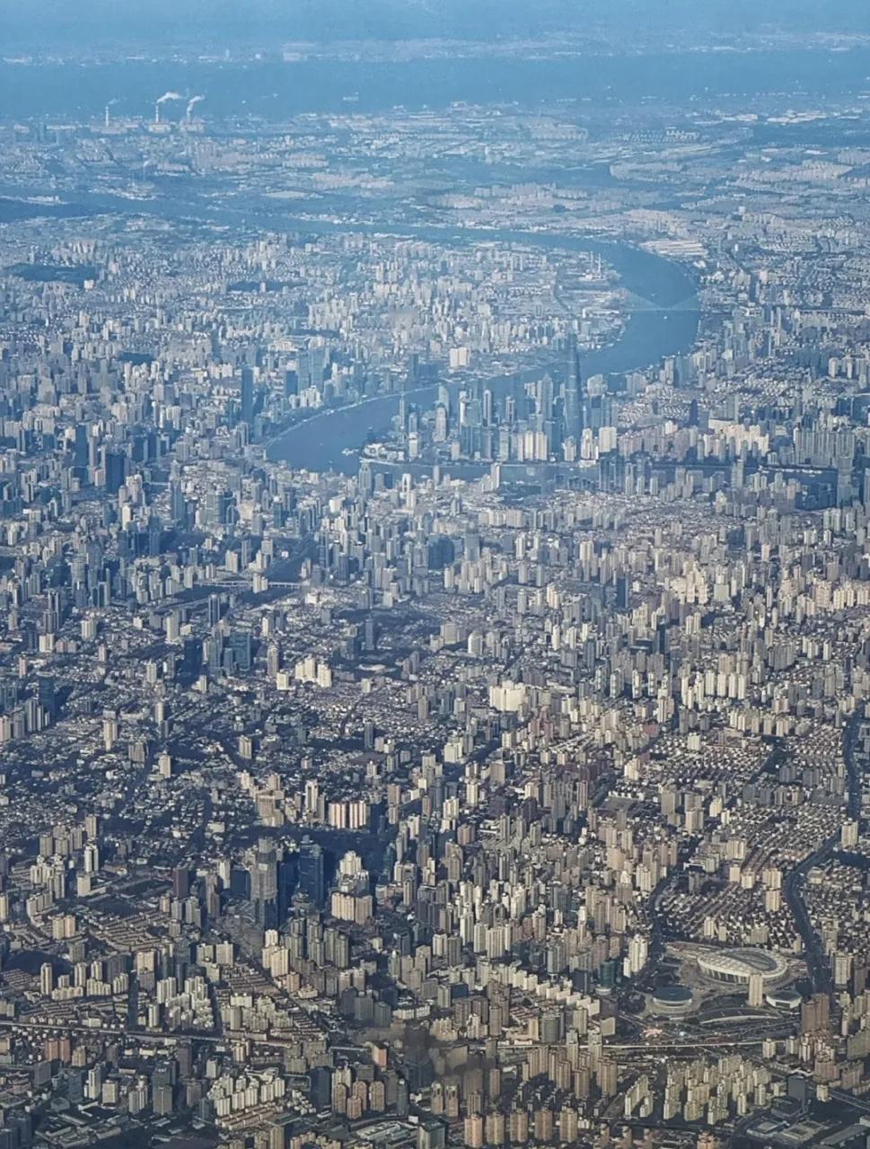 上海这座城市，有两个不得不说的缺陷，那就是没有山和热门景点的分部过度集中。从飞机