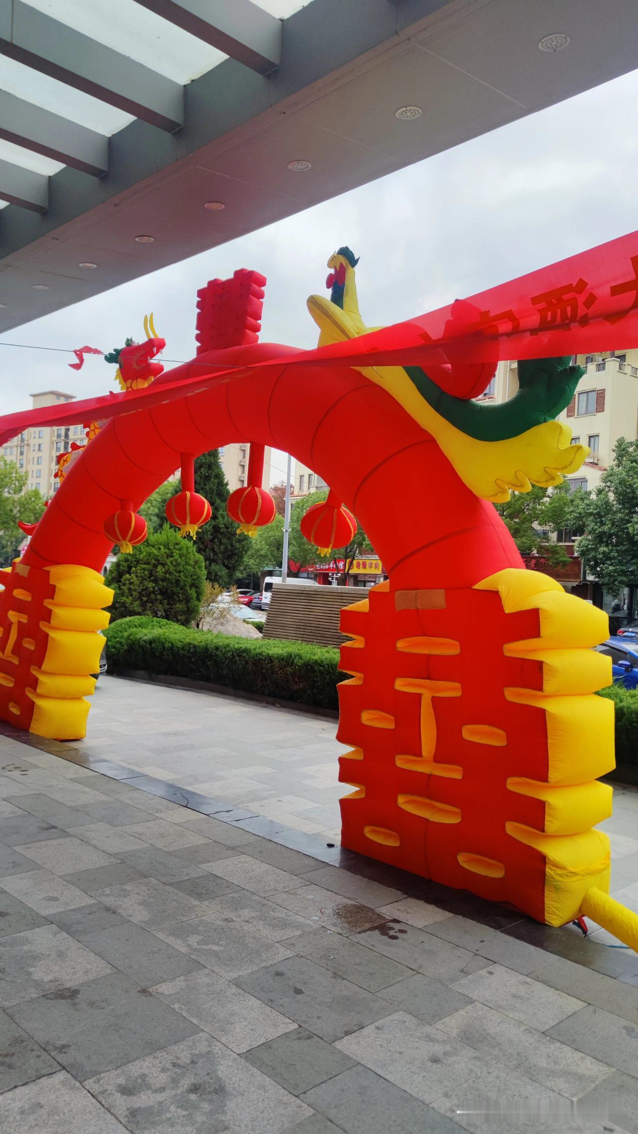 我在南京读书的时候才知道原来江浙这一带他们结婚都是晚上办婚宴的，和我们河南不一样