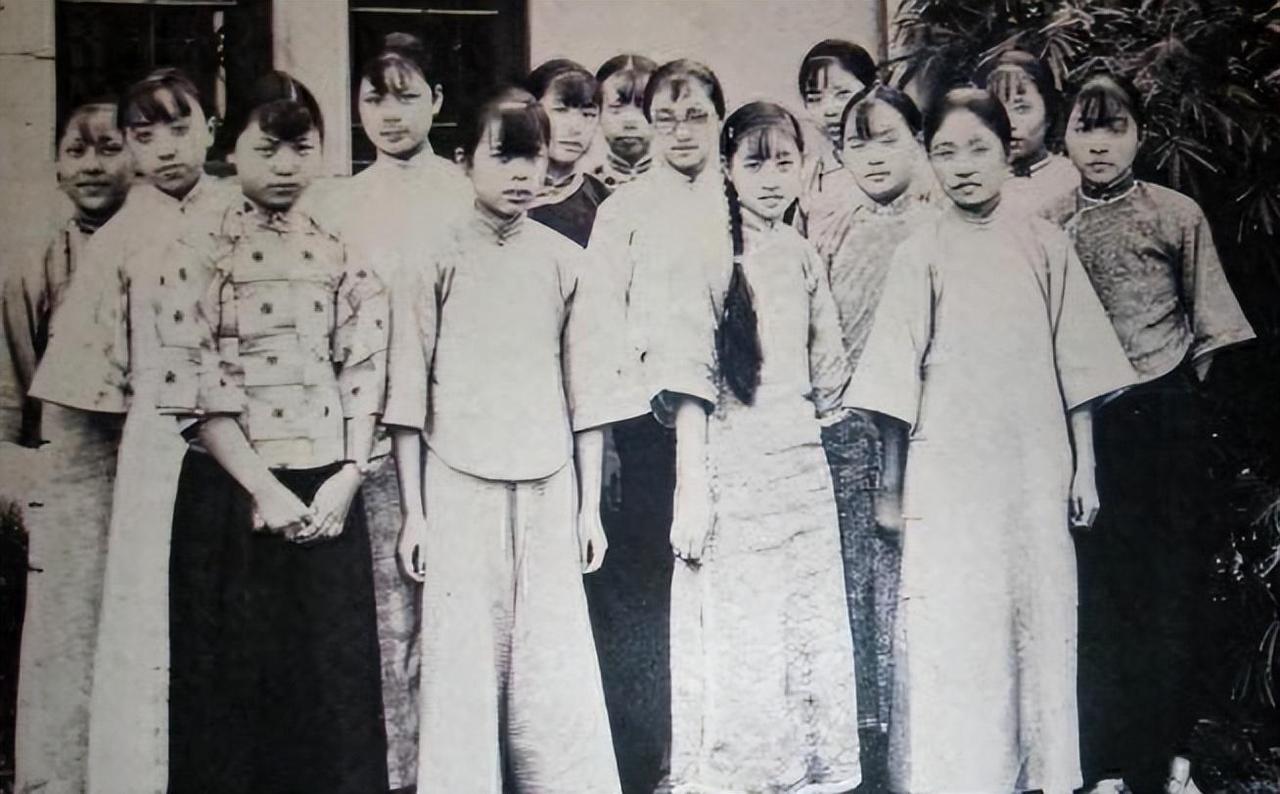 1974年，90岁的杨森娶了17岁的张灵凤，新婚之夜，张灵凤不甘地问道：“你一生