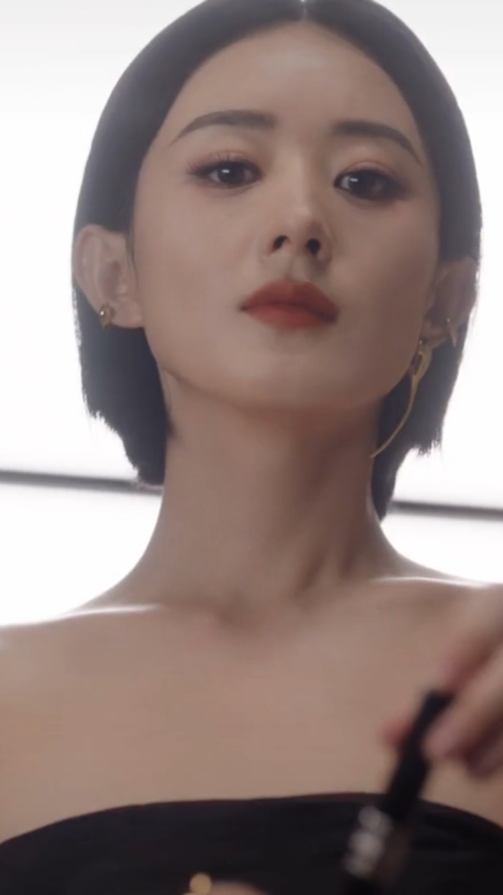 好爽！就是这个藐视嘿子的眼神！赵丽颖代言纪梵希 ​​​