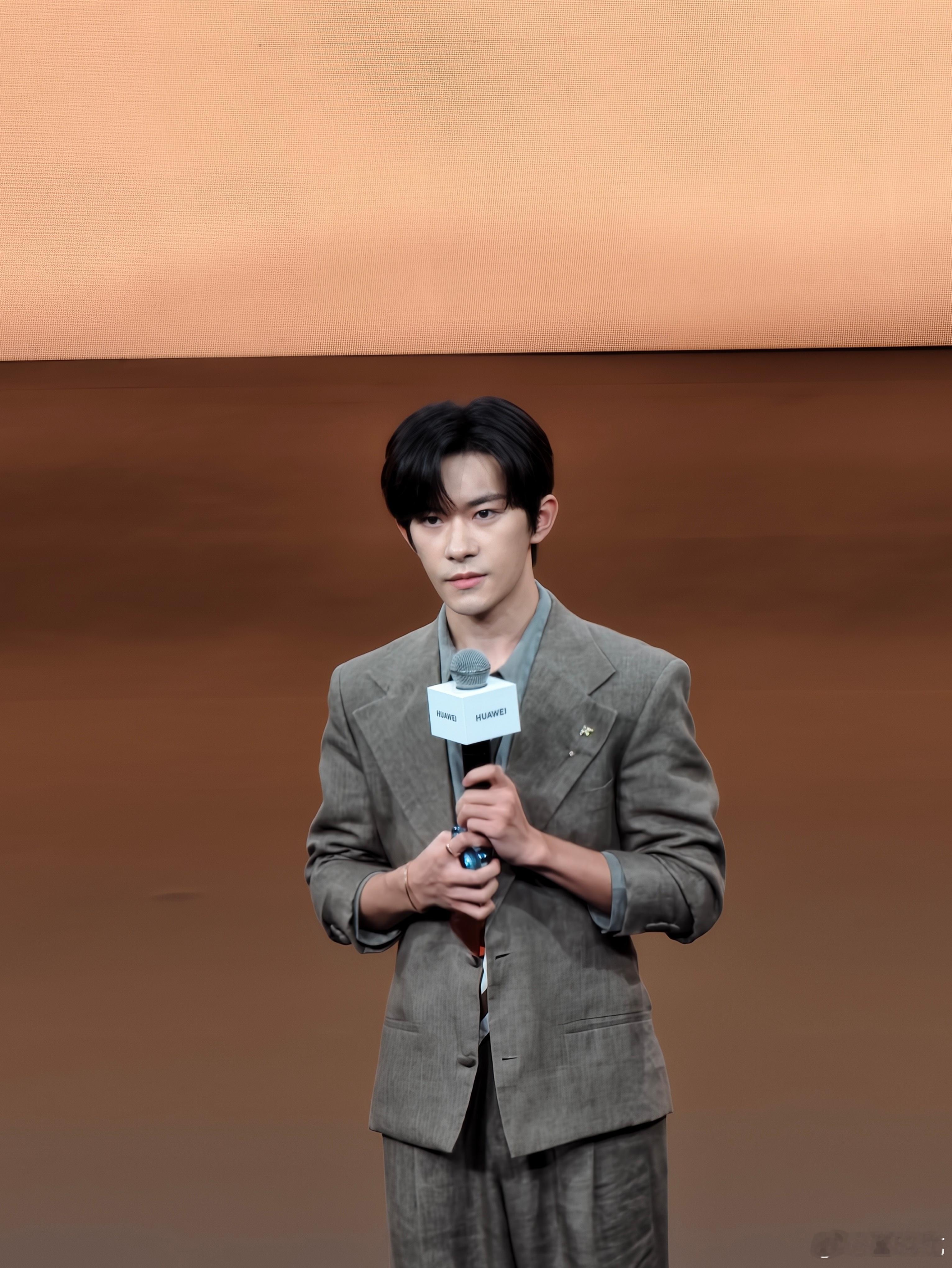 大声告诉我，易烊千玺的粉丝在哪里？全球首款大阔折正式发布 广州·大湾区体育馆