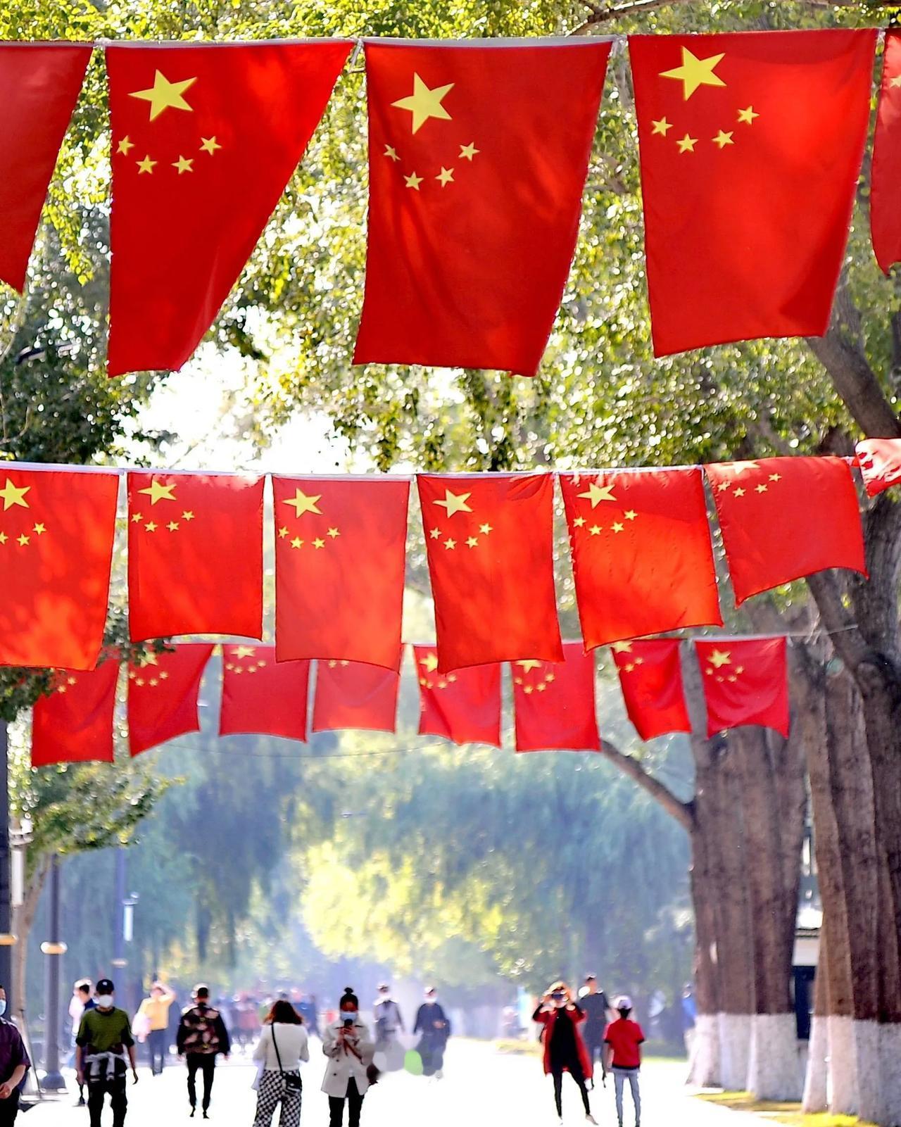 中国红
文/许碧霞（江西）

城镇乡村遍处红，灯笼旗帜暖玄穹。
国人迎节生新意，