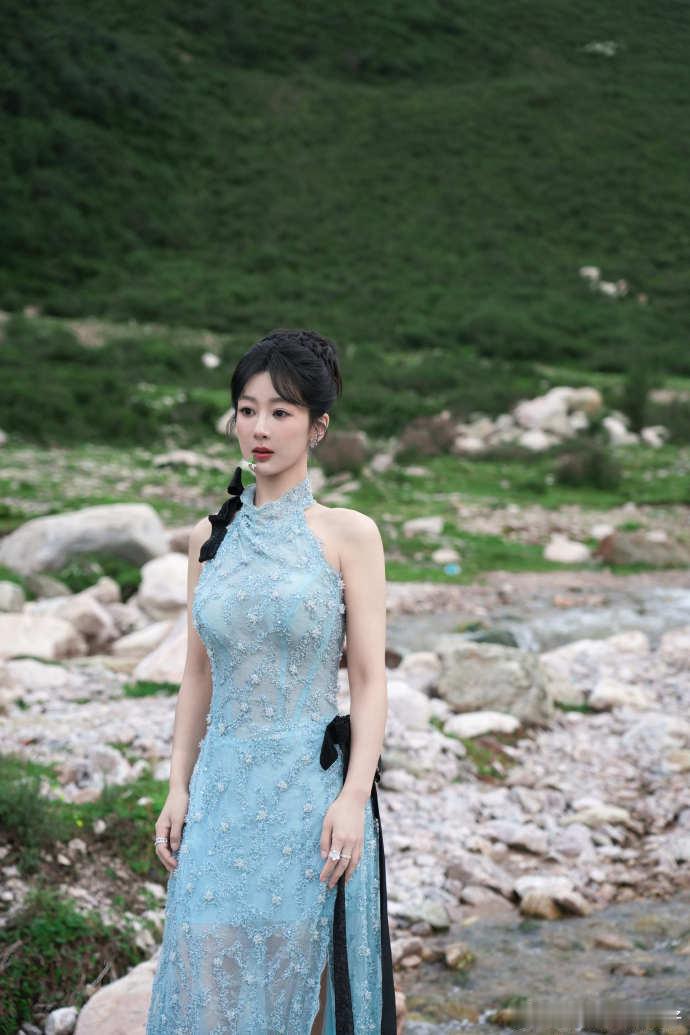 杨紫泛起层层波澜杨紫一蓝无余look杨紫一蓝无余look ​​​
