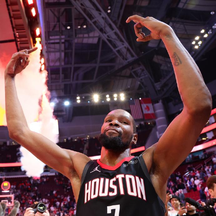 湖人主场117-135惨败黄蜂。
火箭主场91-111惨败雷霆。
湖人有进攻没防