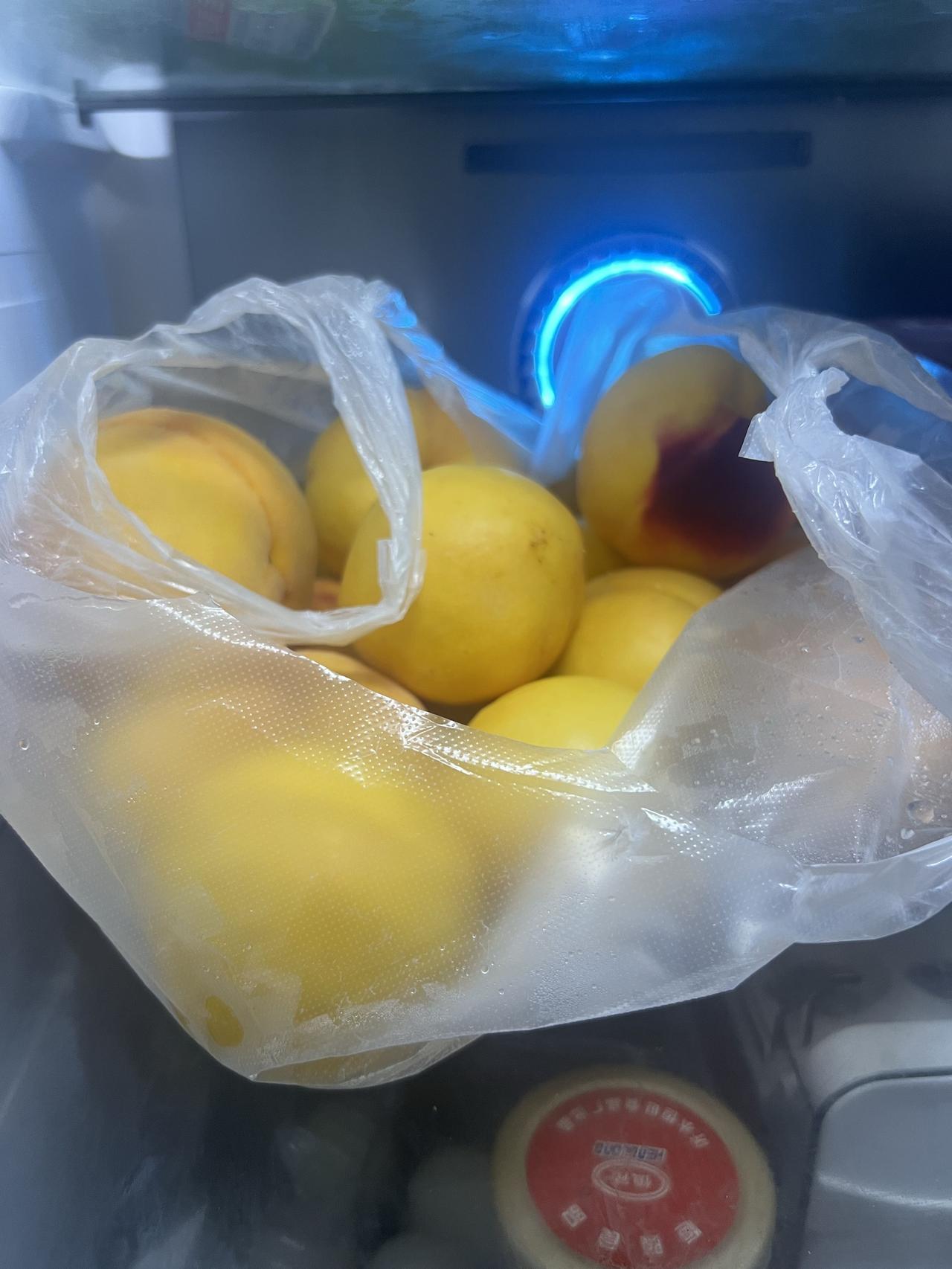 那天去小区快递点拿快递，没想到老板卖桃子。
老板给了孩子一个桃子，我不好意思的问