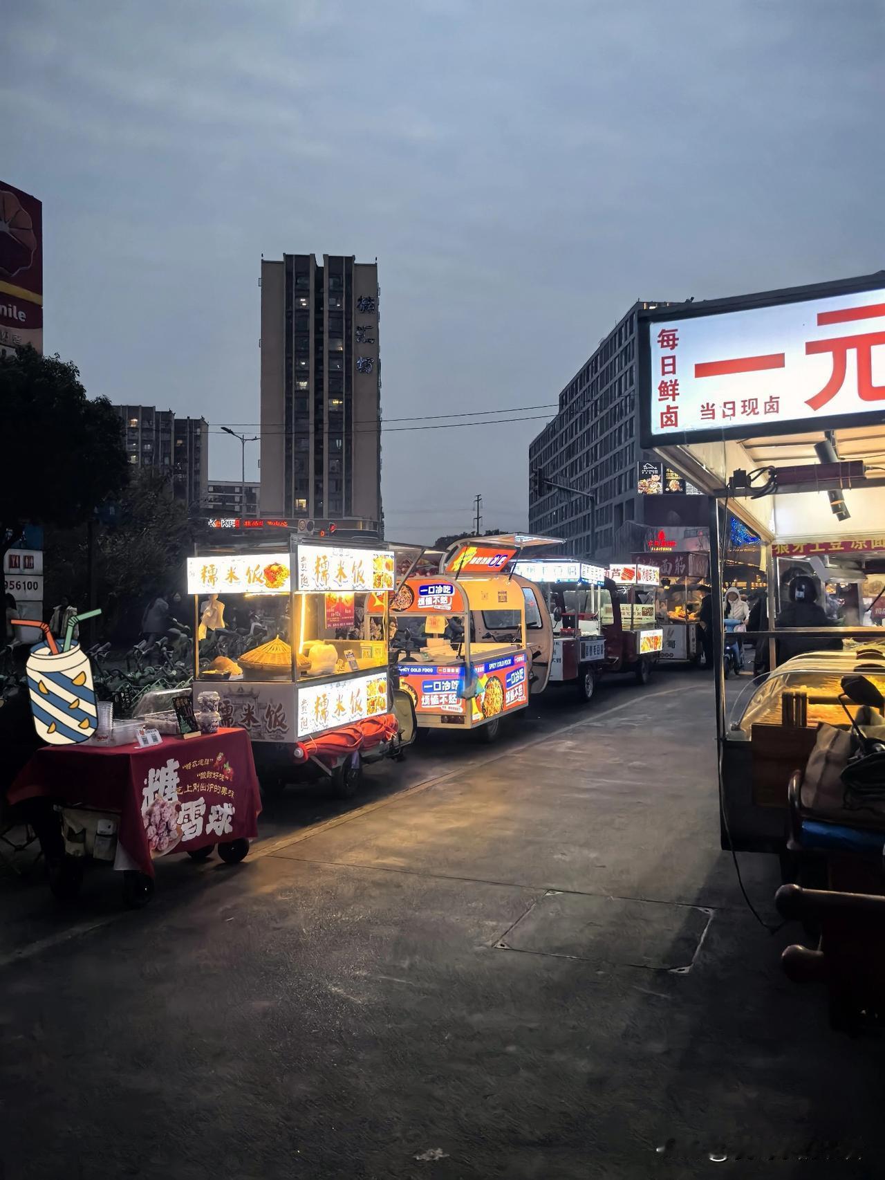 不知从何时起，
很多的地铁出站口，
正在成为小摊贩的的聚集地，
从这里可以看出，