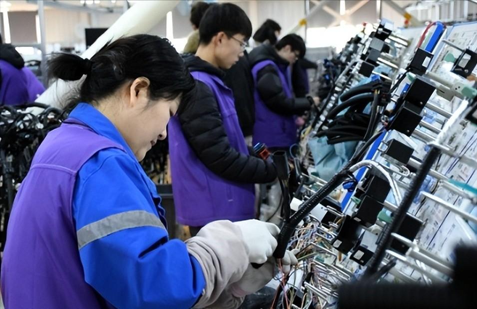 2025 年全球外贸格局彻底变天了，中德一对比，差距真的太明显。
中国外贸总额达