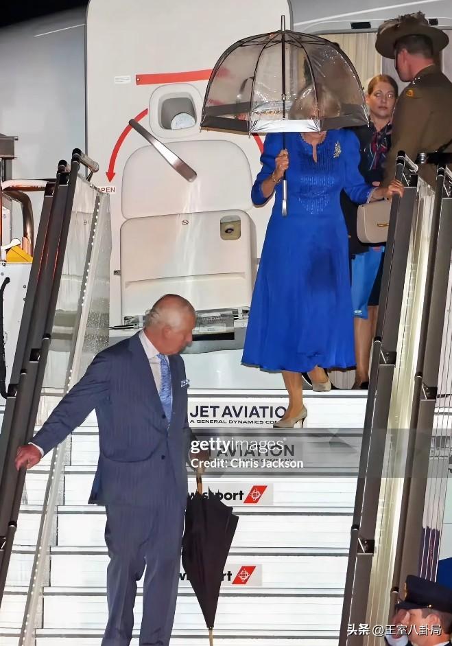 卡米拉王后的小蛋糕这次又吃到了衣服上？
澳洲访问，卡米拉王后一下飞机便吸引了所有