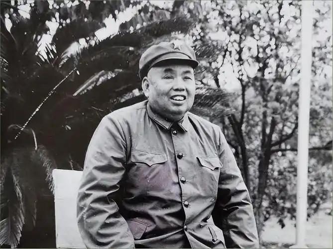 1933年，许世友听说部队来了个武当女兵。他抬脚就往驻地走，笑着说：“我倒要看看