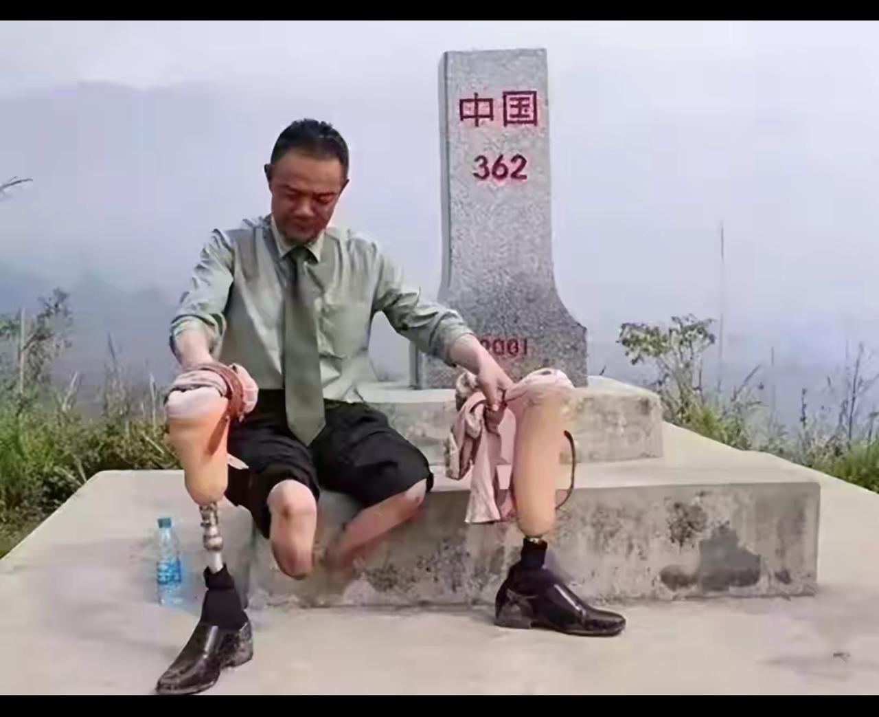泪目！这位向哨兵敬礼的老兵：原来是位双腿截肢的战斗英雄！

93 阅兵结束后，有