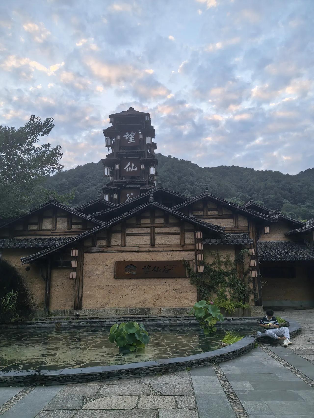 江西行之——望仙谷。
山藏峡谷，屋挂悬崖。
暮色起，灯火明，此地便是望仙谷。
不