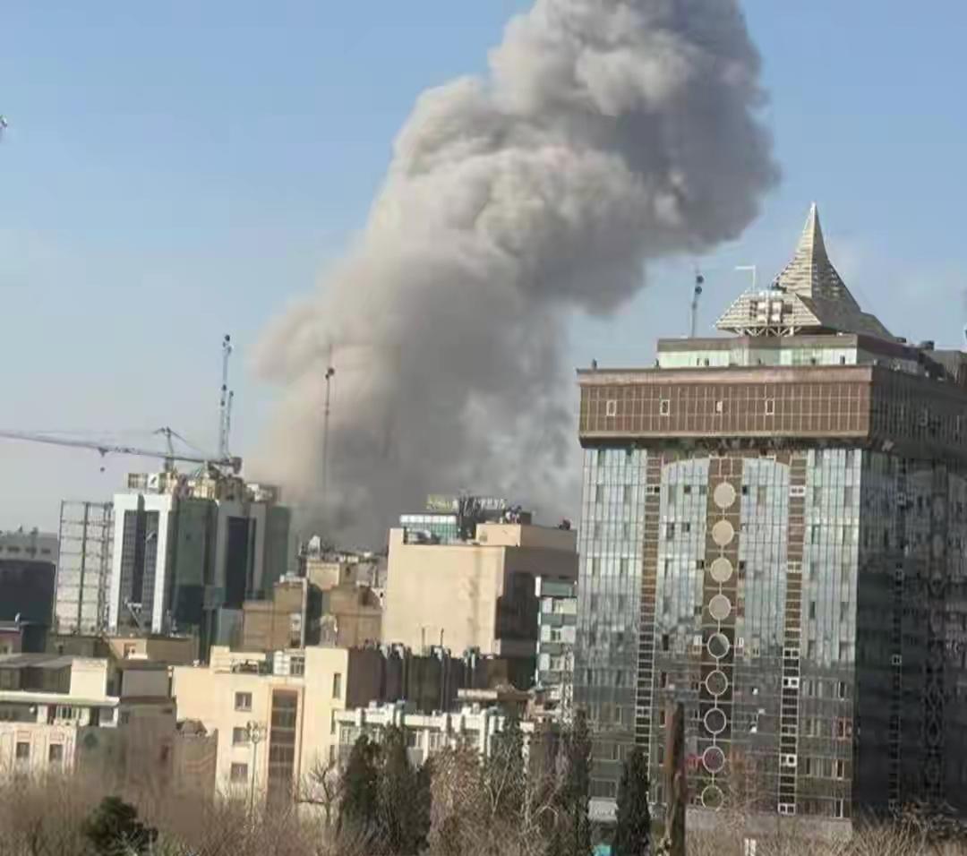 第九波打击！伊朗袭击美军航母，美英油轮被炸，特朗普急了