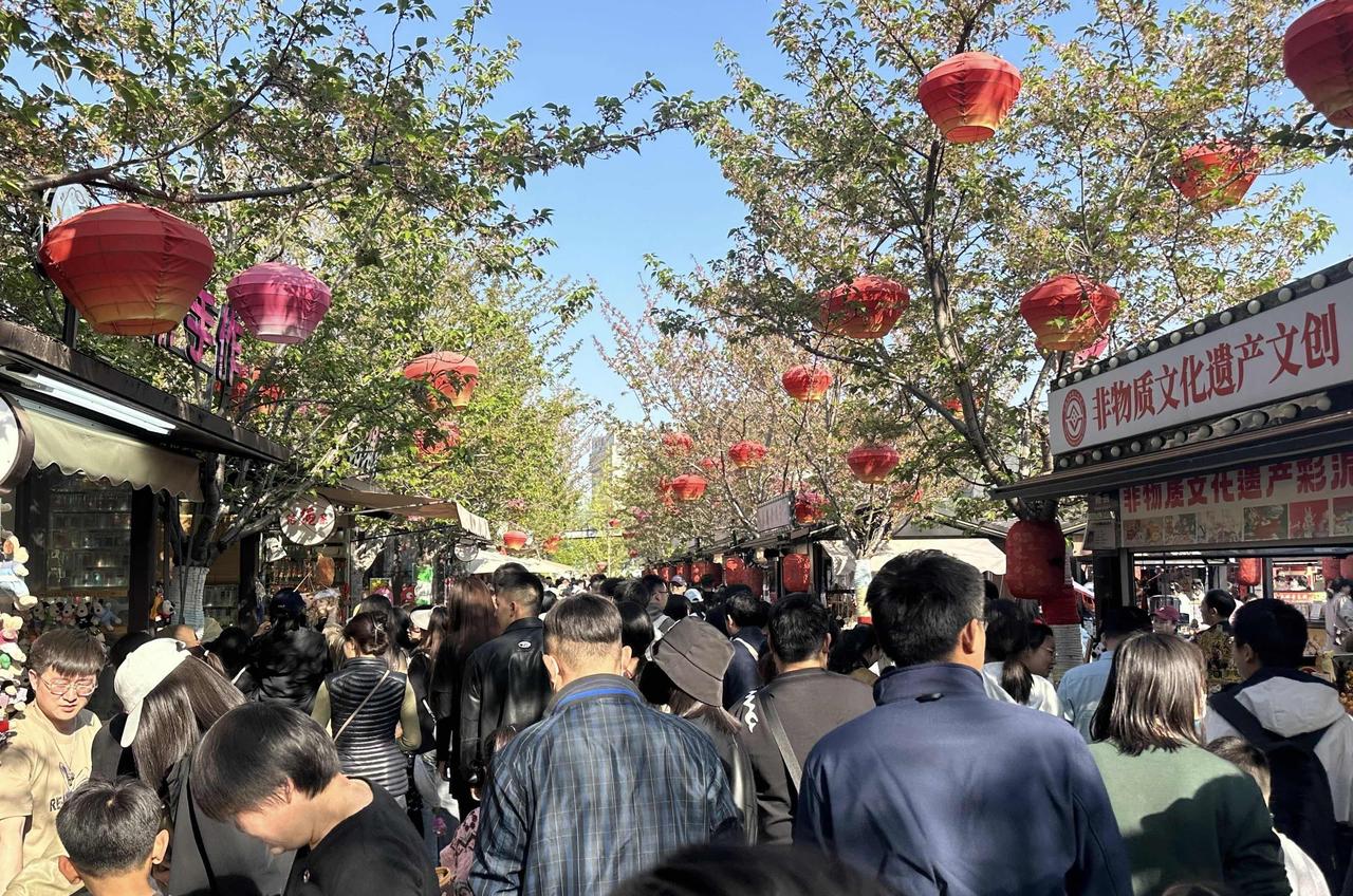 2026年清明假期，神州大地处处涌动着消费的活力与生机。全社会跨区域人员流动量预