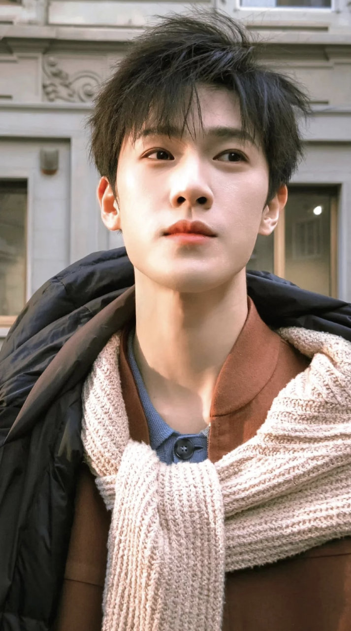 李昀锐宋雨琦 我和我的e人朋友 宋雨琦社牛属性拉满，见谁都能聊不停，李昀锐安静站