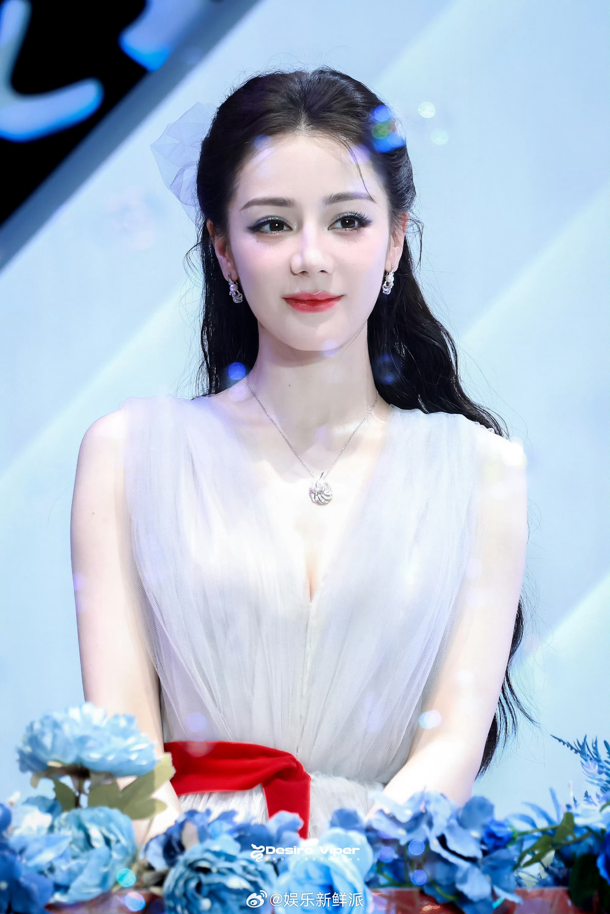 派酱安利 魏哲鸣站姐拍的迪丽热巴好绝 是从童话里走出来的冰雪公主吧是个萌物来的这