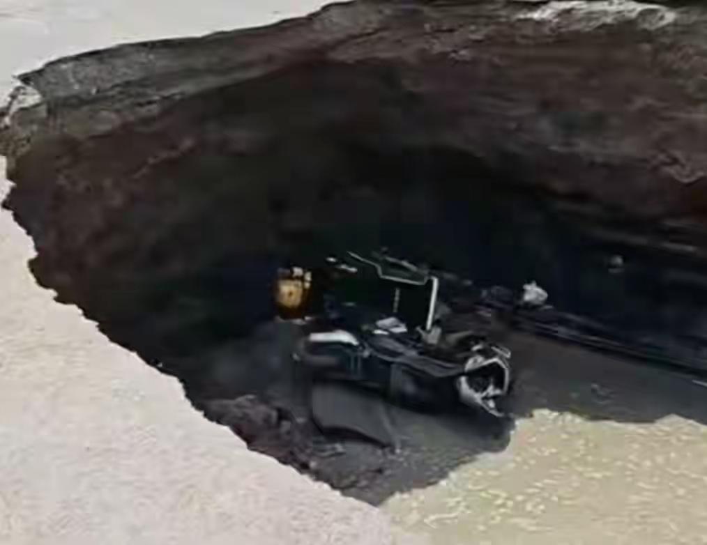 太原路面突发塌陷 外卖小哥坠坑无生命危险
 3月25日，山西太原大同路突发路面塌