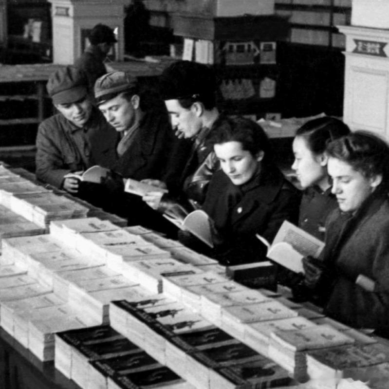 1951年，北京，清华大学的学生在购买新版书籍。摄影 吴宝基 ​​​
