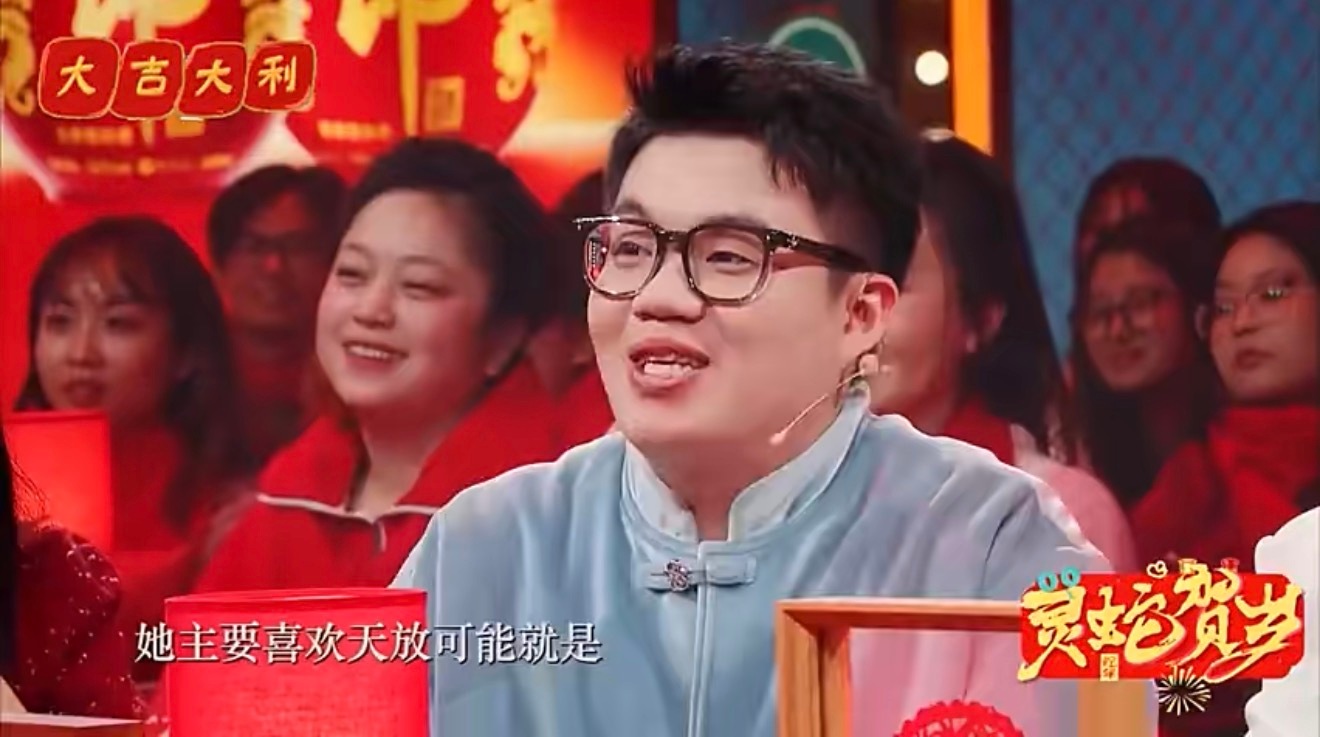 当有人说，酷酷的滕和哈兰德有点像的时候，我就越看越觉得像