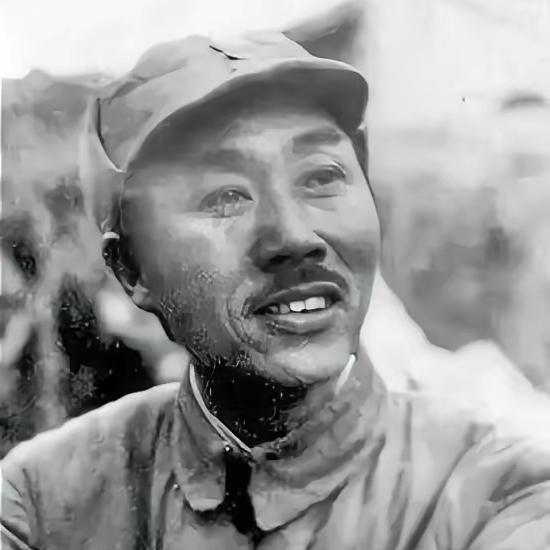 1940年秋，太行山黄崖洞兵工厂内，刘鼎正对着日军掷弹筒苦思。这不到3公斤的铁家