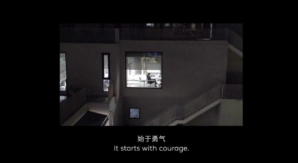 姚明代言蔚来ES9 2米26的姚明坐进车里，不仅不顶头，还能尽情舒展大长腿——蔚