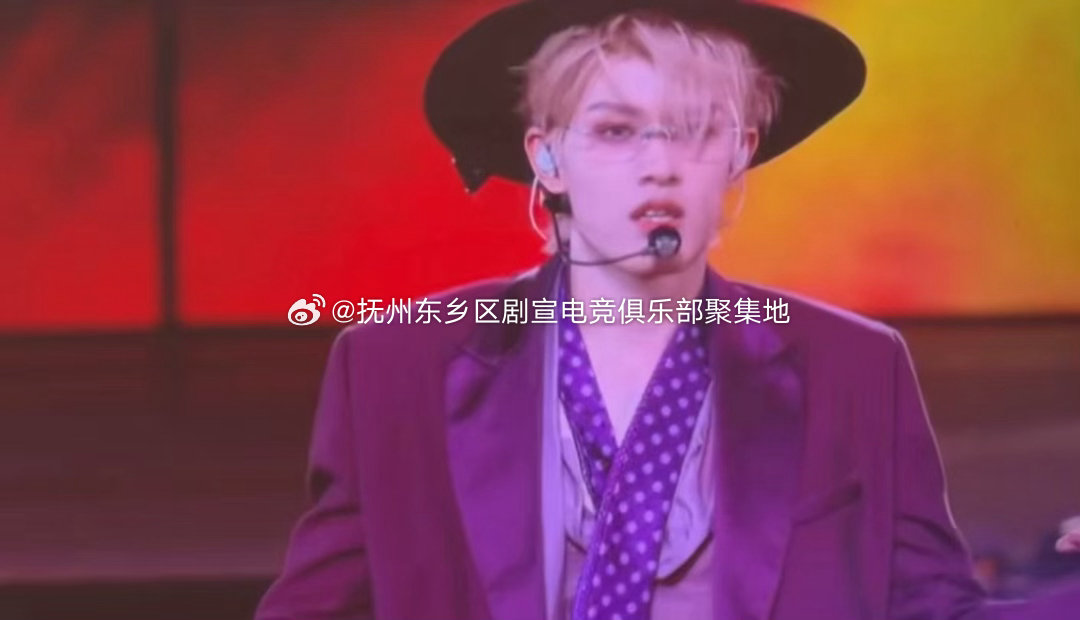 张极无边镜框张极禁欲套装怎么不禁欲 张极戴上那副无边镜框时，空气都安静了三秒。透