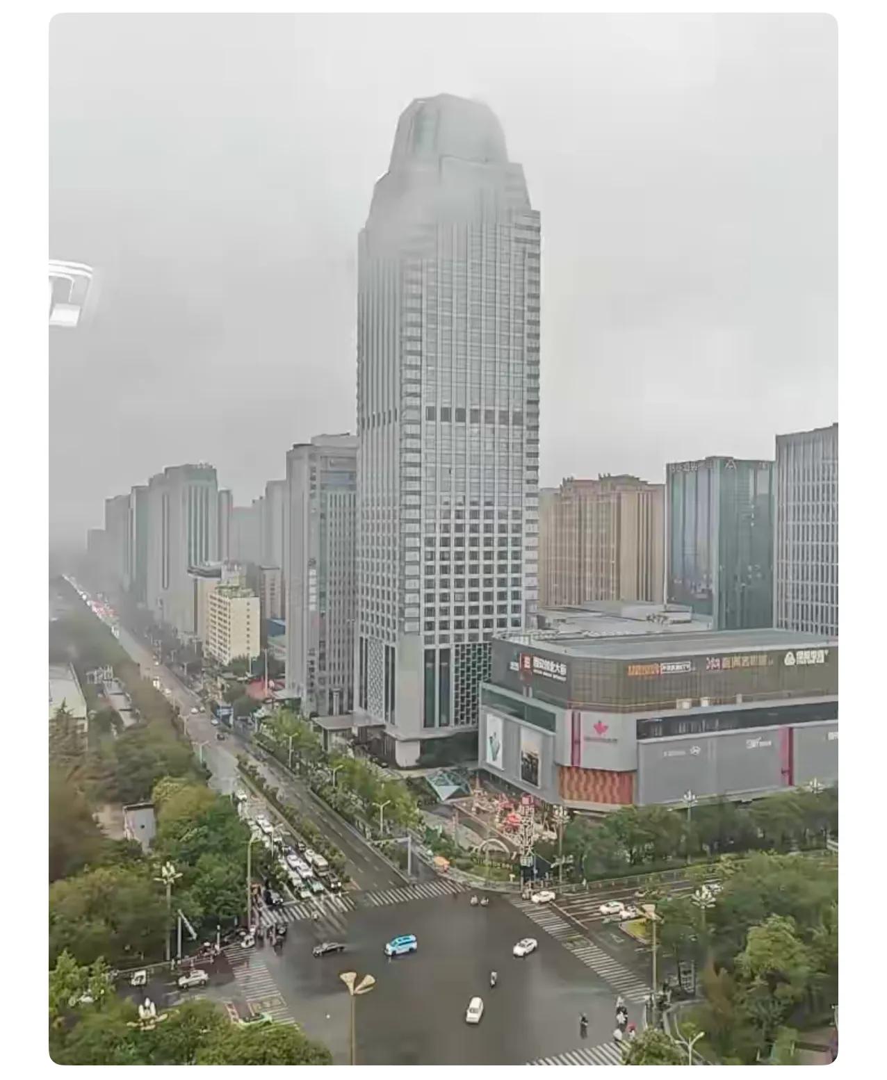 西安下雨了，来儿子家第三天了。

儿子大学毕业后留在西安工作，已经六年了。202
