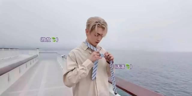 许凯咻咻系领带的进阶之路～
从自我摸索～领带教学～时尚展示 
我想要许凯手把手的