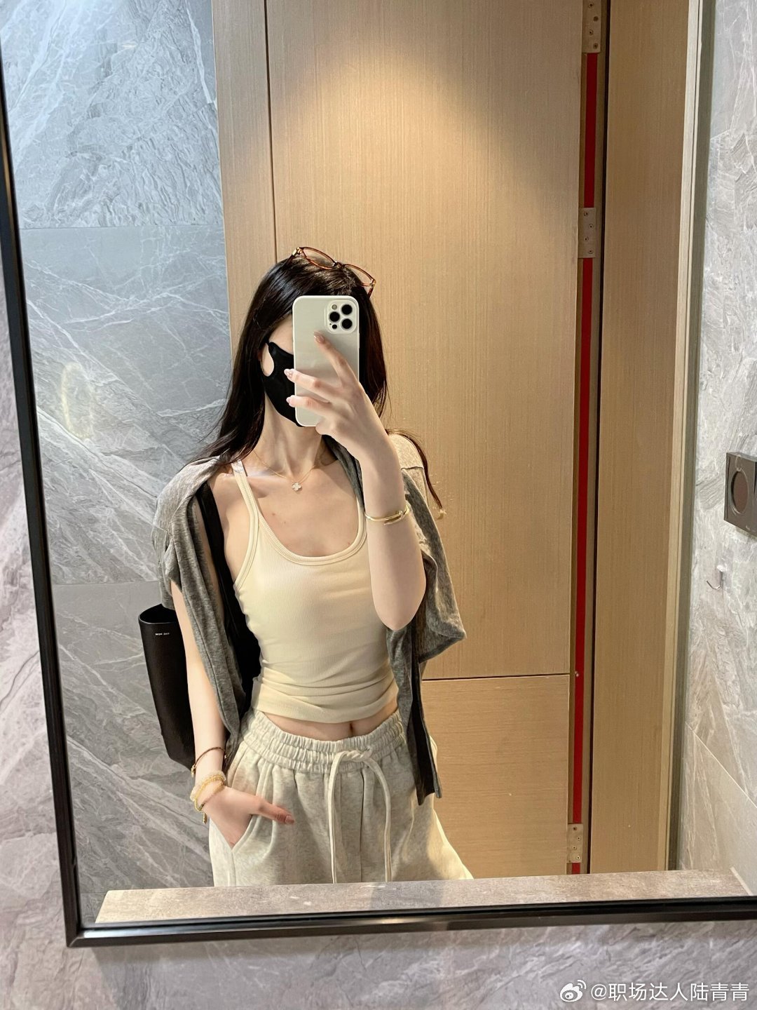 live图｜春天的慵懒感☕️浅色系穿搭在春天很权威 奶白的修身小吊带 没人可以拒